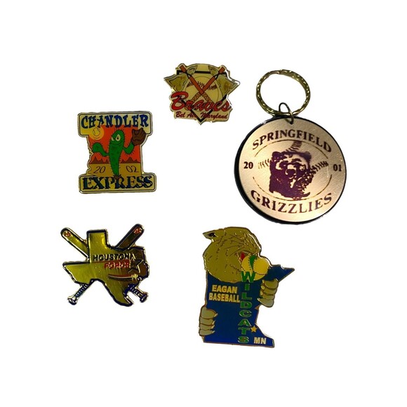 MIXED Vintage LOT 21 Pcs Various Enamel Pins Keychain Collection Sports - Picture 6 of 9